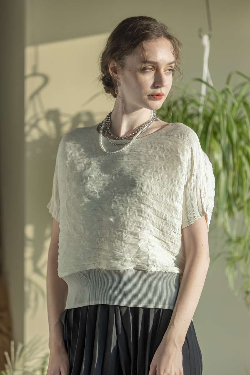 呢喃纖絮下擺縮口上衣